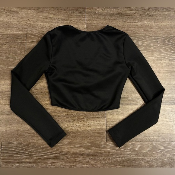 White Fox | Closing In Long Sleeve Crop Top in Black Size Small - Picture 3 of 4